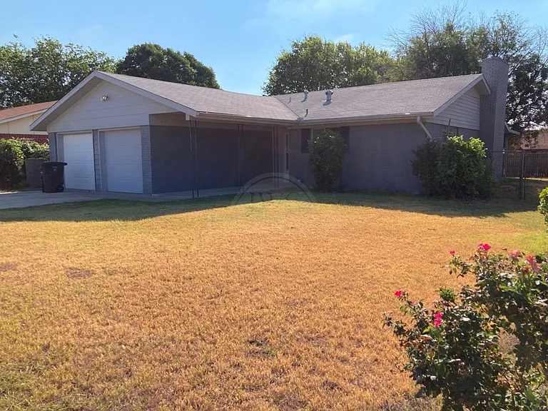 2408 Carnation Dr — Photo 2