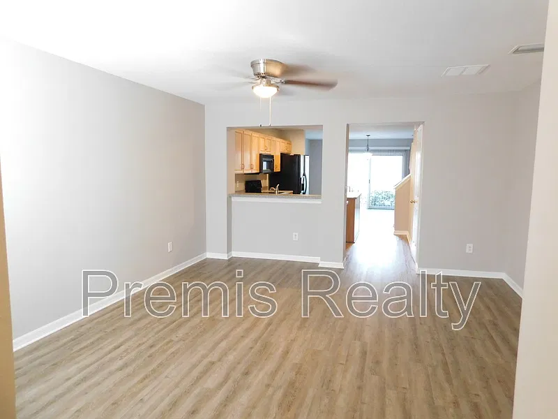 2 bed, 2.5 bath, 1252 sqft, $1,995 — Photo 2