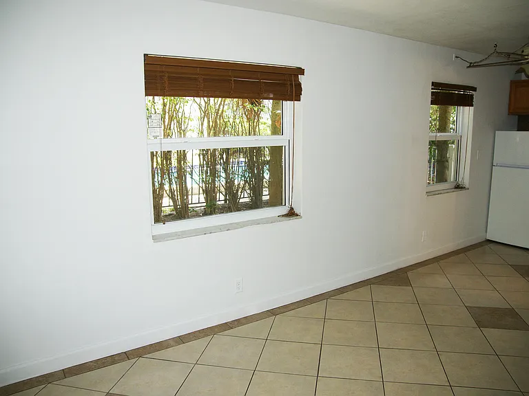 2031 SE 5th St #6 — Photo 7
