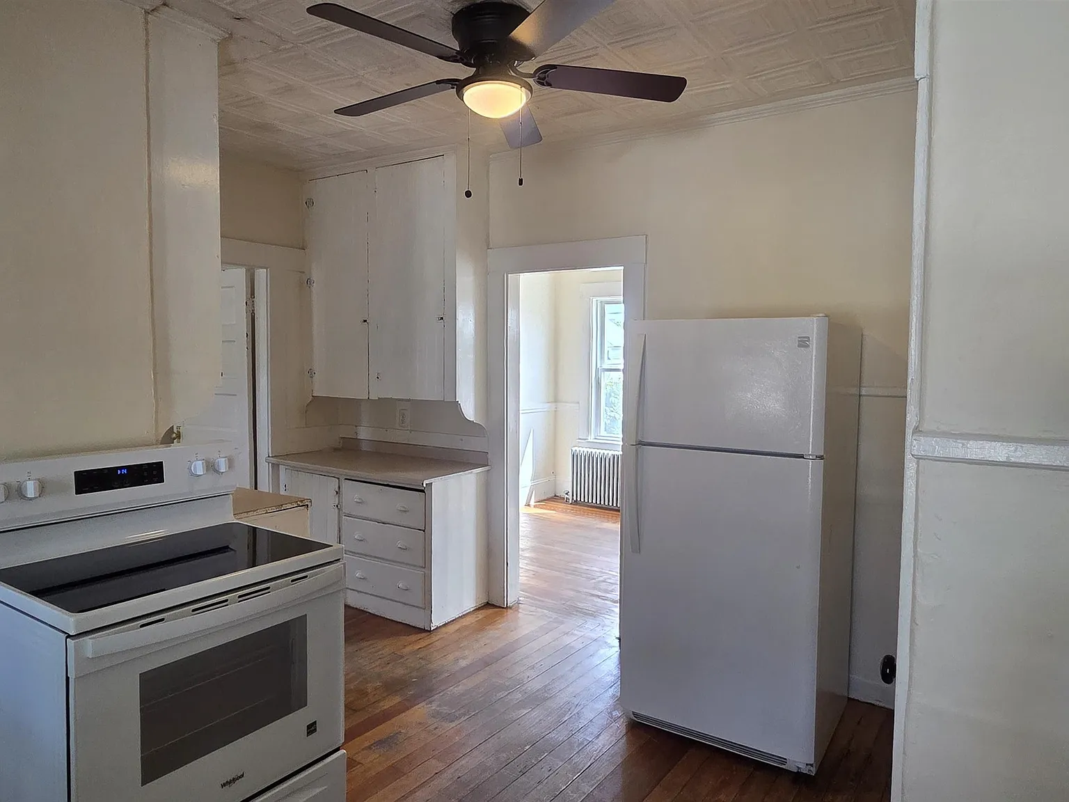2 bed, 1.0 bath, 912 sqft, $1,750 — Photo 2