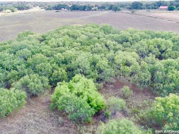 262 County Road 326, Adkins, TX 78101