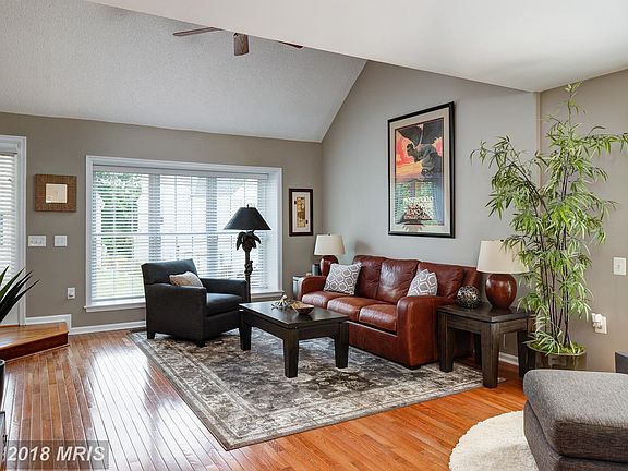 Living Room, Hardwds, Cust Paint, Vaulted Ceiling