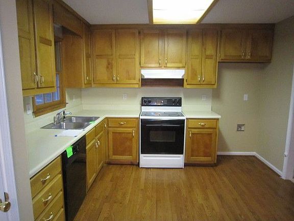4th image of 2282 Chateau Dr