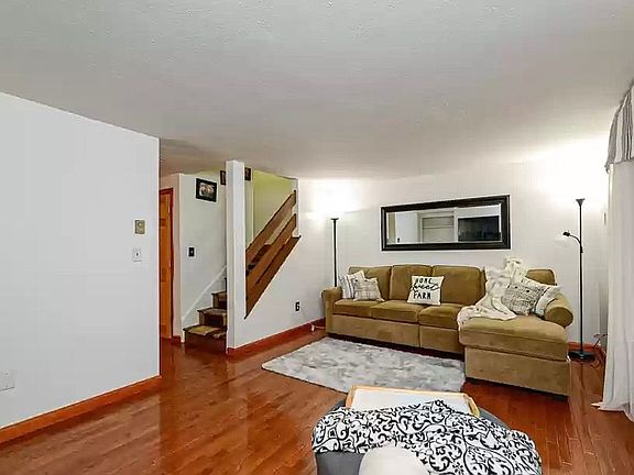 4th image of 24 Silverton Dr