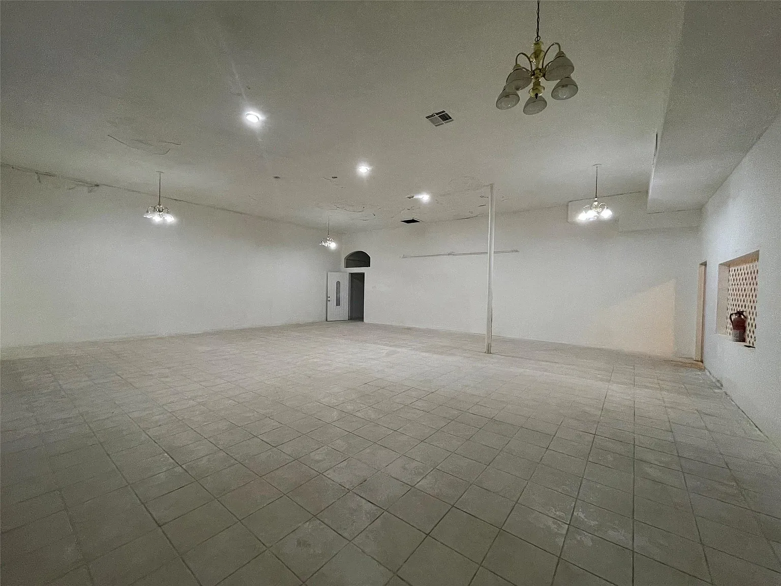 6 bed, 3.0 bath, 10028 sqft, $5,000 — Photo 2
