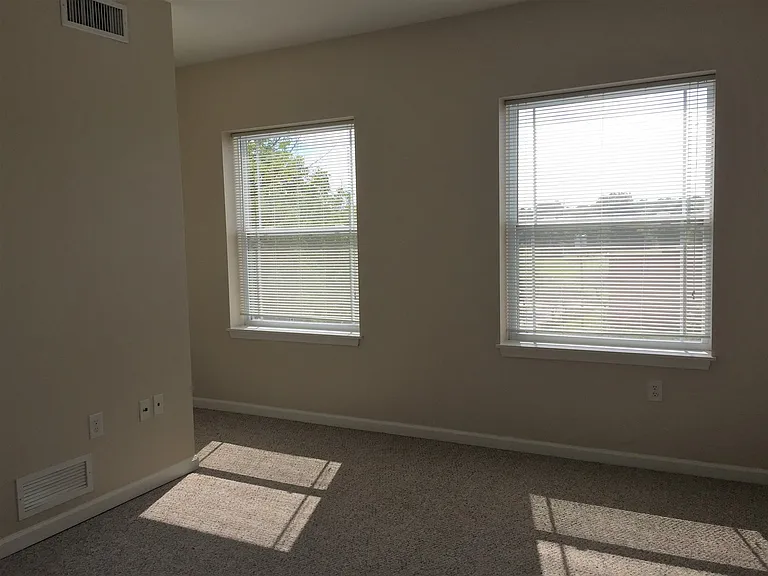Tenth & College Village Apartments — Photo 33