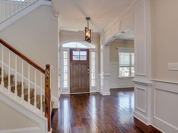5th image of 213 Hazelwood Court
