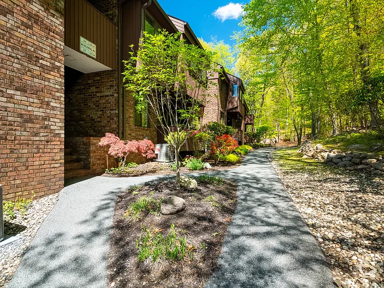 138 Indian Hollow Ct — Photo 40