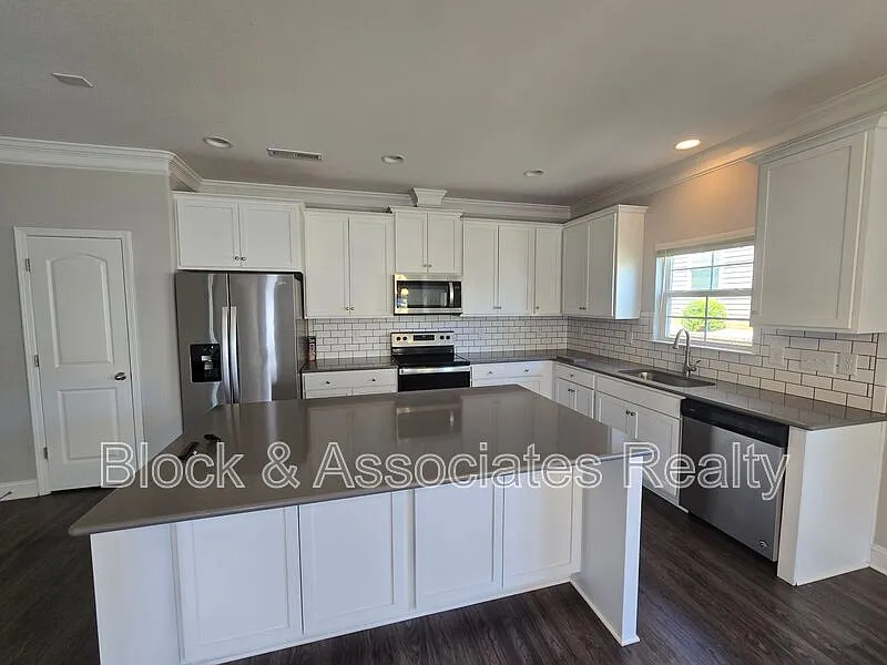 Building Photo - 5553 Marblehead Dr