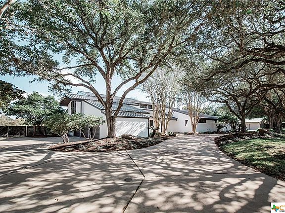 3rd image of 106 Woodcreek Cir