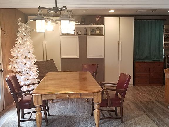 Dining area/game area
