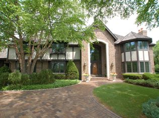 2850 W Deer Creek Ct, River Hills, WI 53217