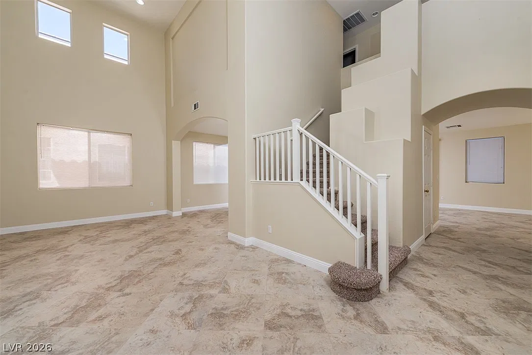 5 bed, 3.0 bath, 2556 sqft, $2,350 — Photo 4