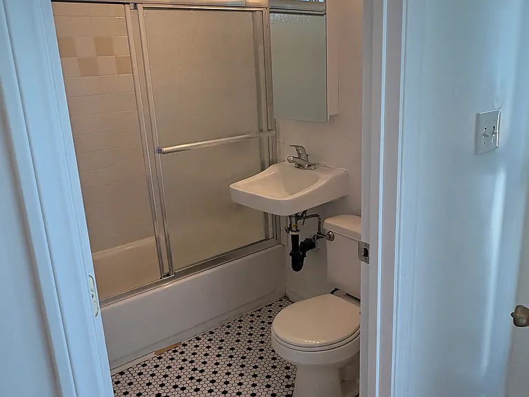 1631 1/2 Morton Ave — Photo 12
