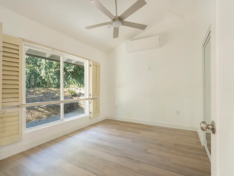 1065 Warwick Ave #C — Photo 1