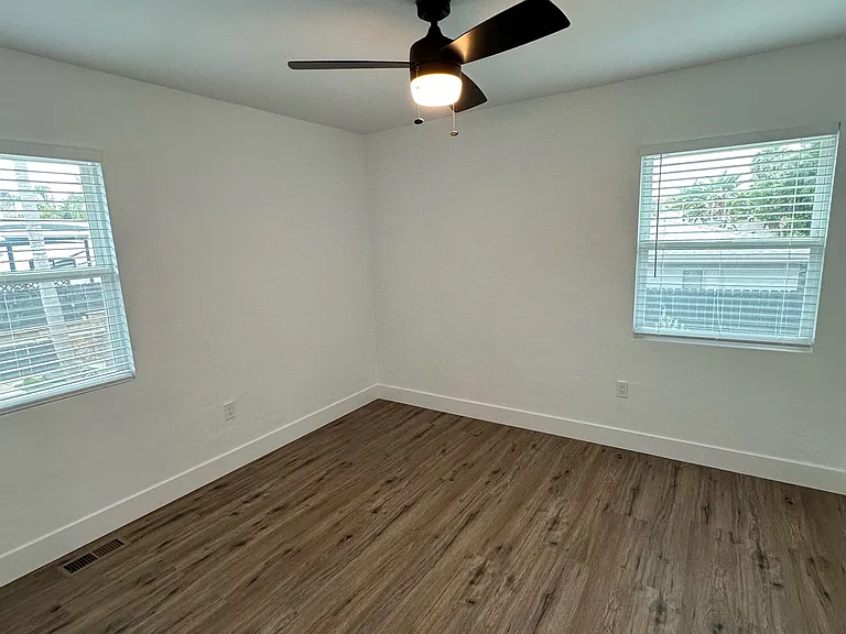 137 E D St — Photo 18