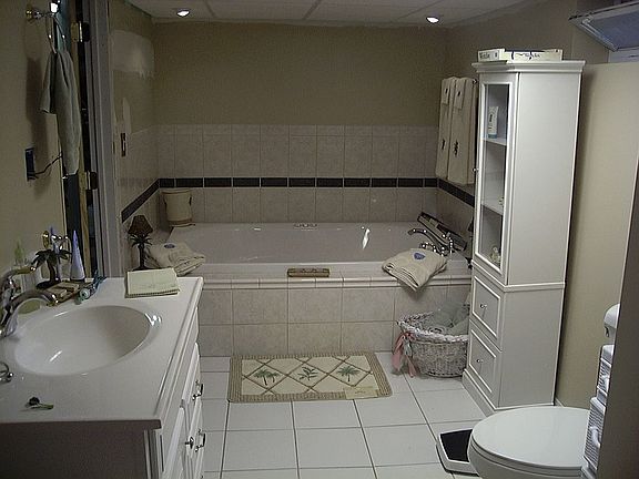 Bathroom w/Jaccuzi