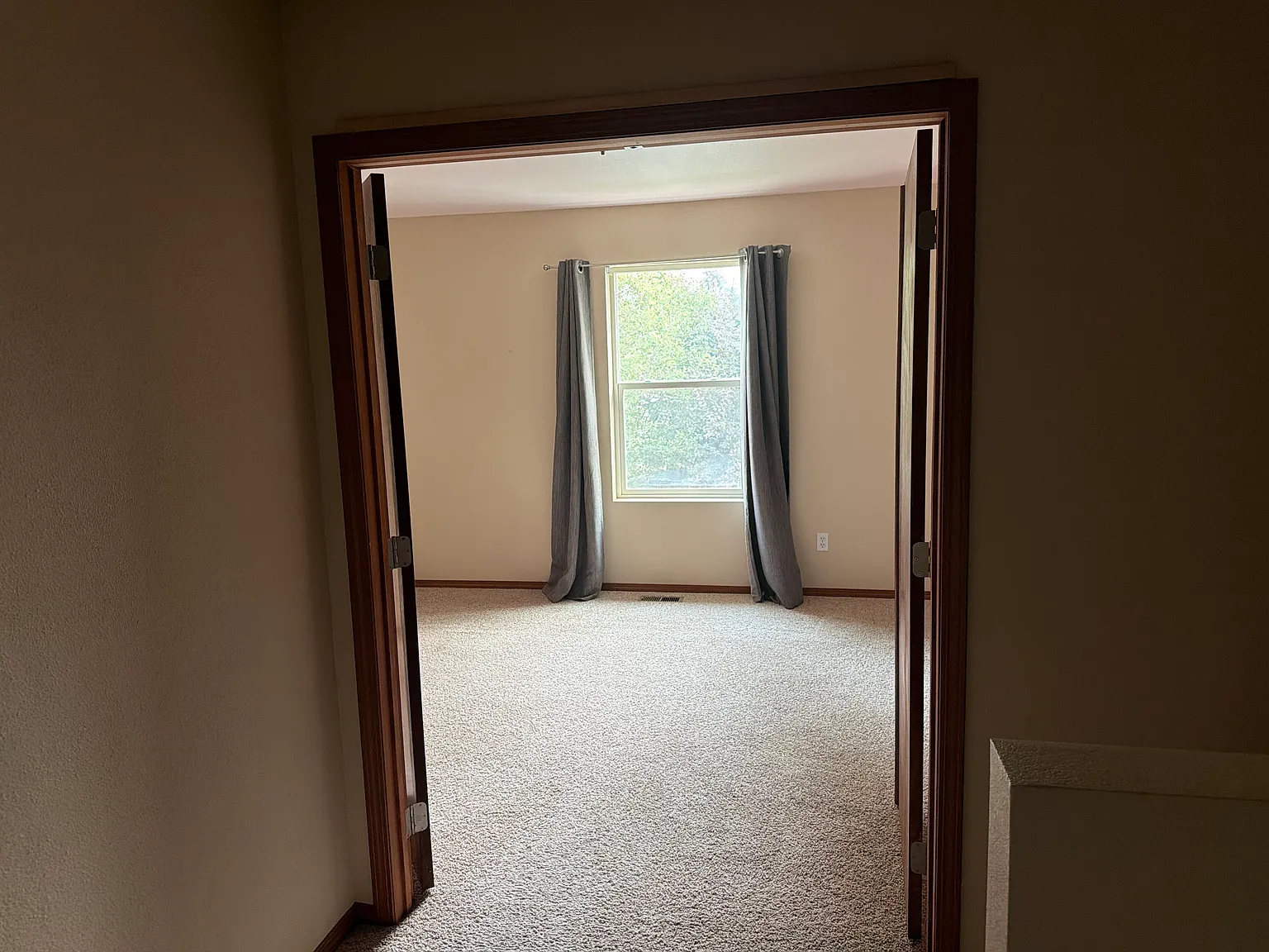 4 bed, 2400 sqft, $800 — Photo 1