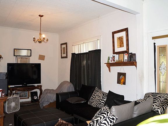4th image of 209 E 8th St