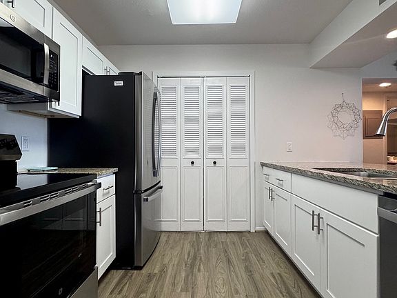 Brand new kitchen w/ granite countertops, stainless steel appliances & a pantry!