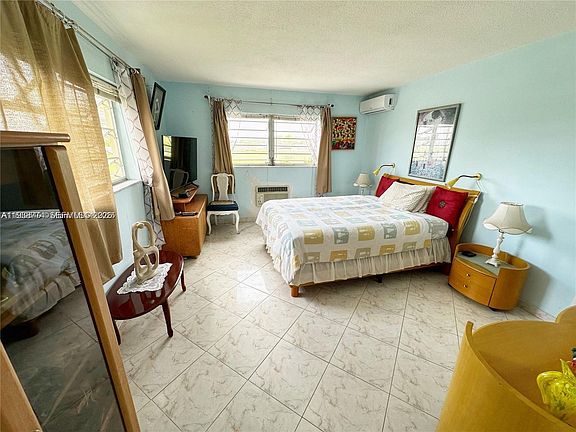 5th image of 17001 NE 13th Ave APT 202