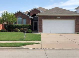 4017 Petersburg Dr, Fort Worth, TX 76244