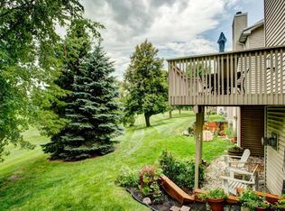 10233 Arrowwood Dr, Eden Prairie, MN 55347