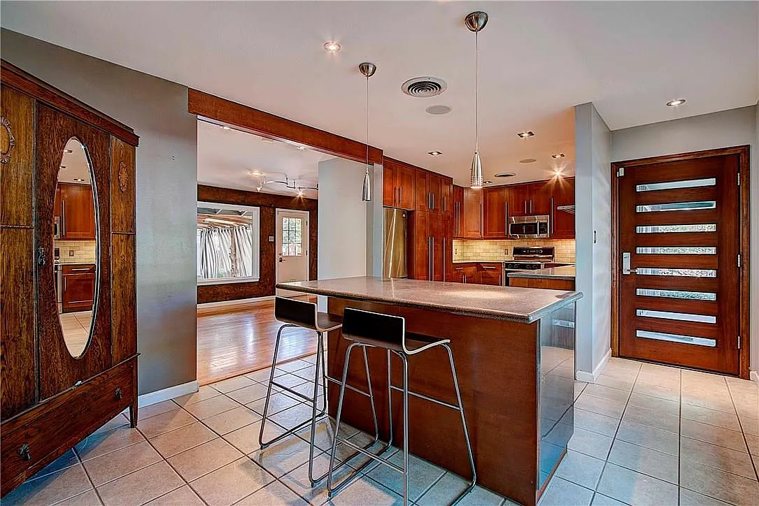 3 bed, 2.0 bath, 1293 sqft, $2,700 — Photo 2