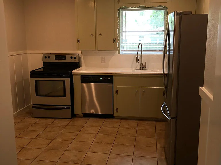 1409 Glenrose St — Photo 9