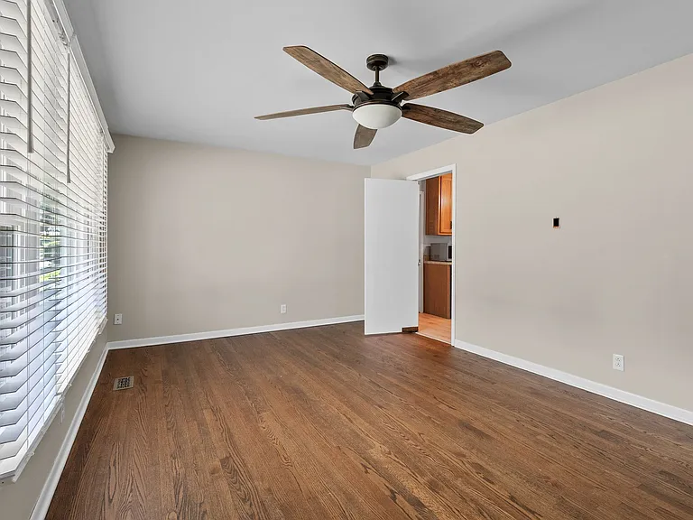 209 Oak Dr — Photo 4