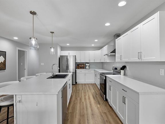 4th image of 668 Lyne Rd