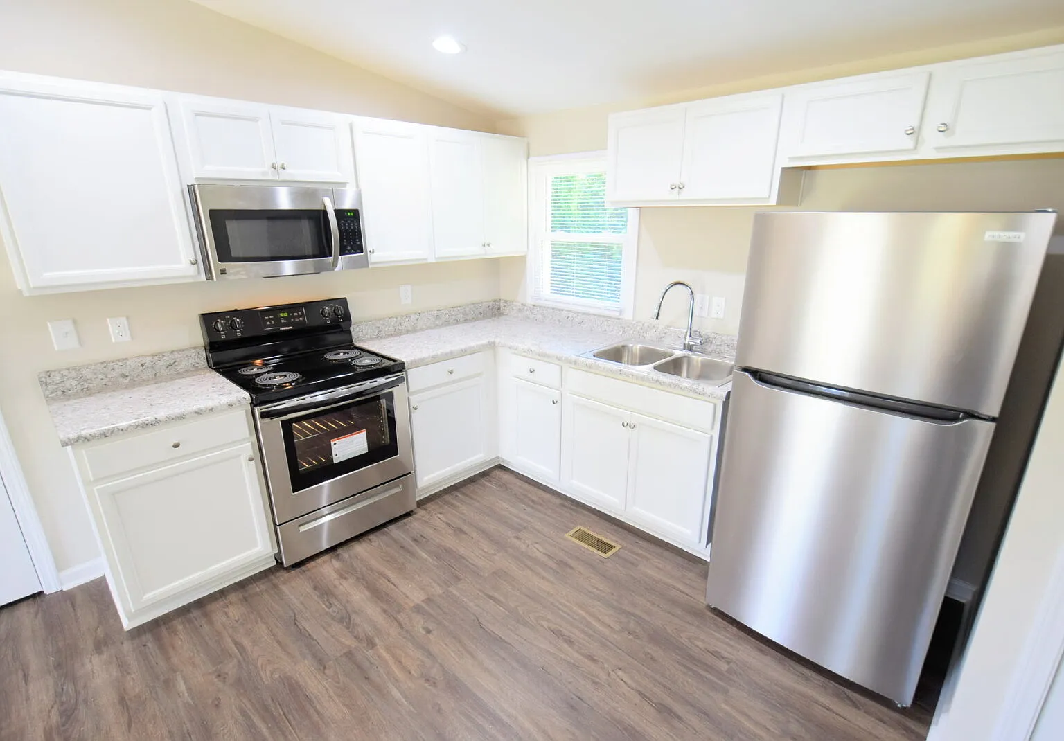 3 bed, 2.0 bath, 1075 sqft, $1,275 — Photo 4