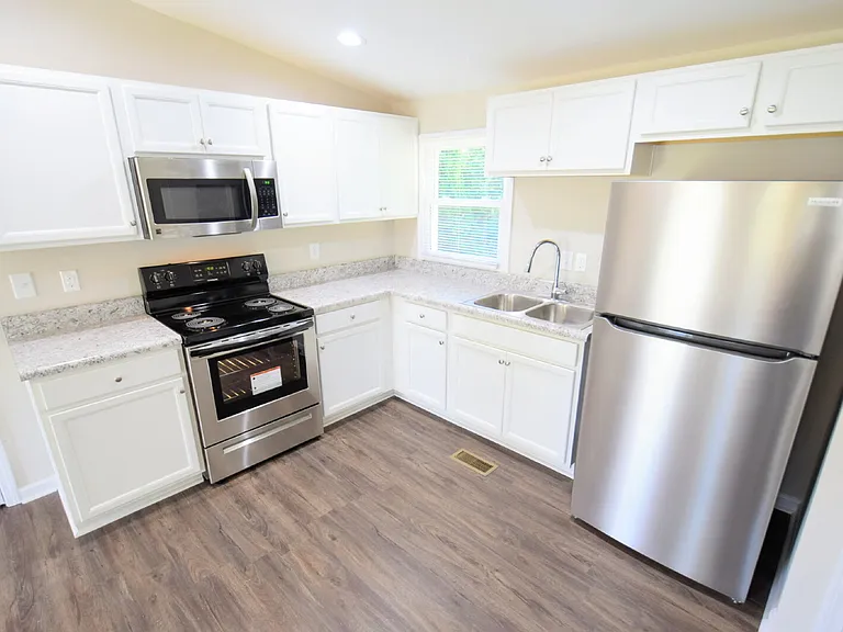 405 Andrews Rd — Photo 4