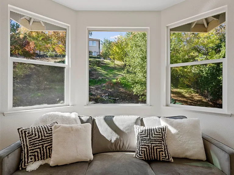 4056 Redondo Dr — Photo 13