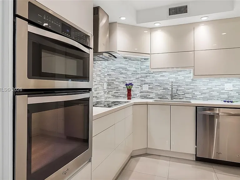 300 Bayview Dr #307 — Photo 5