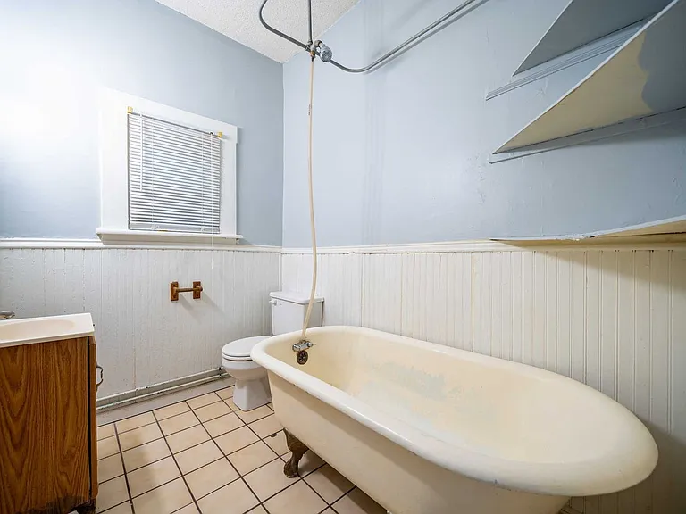 250 1/2 W 5th Ave #R — Photo 8