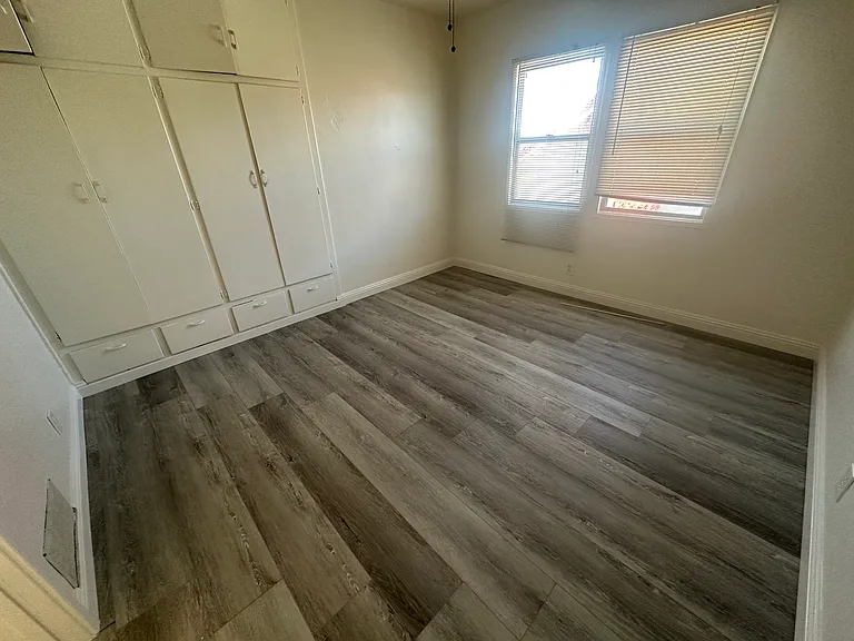 1945 W Vernon Ave #1/2 — Photo 6