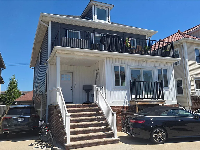 229 E Walnut St — Photo 1