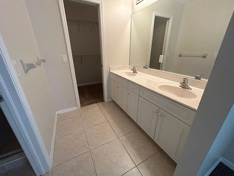 2832 NW 4th Ter — Photo 5