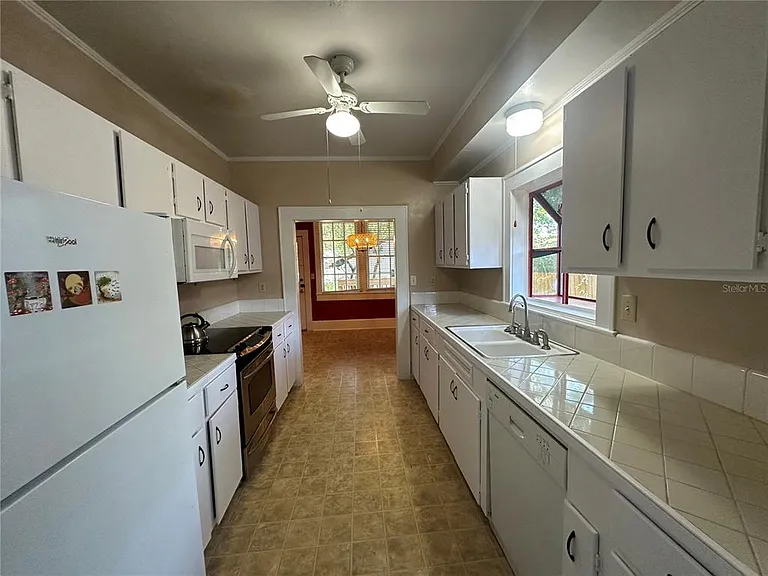 1900 E Jefferson St — Photo 17