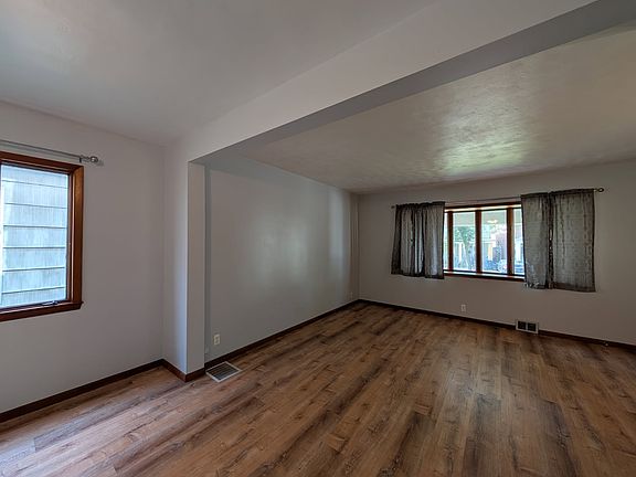 4th image of 990 Walden Ave #1