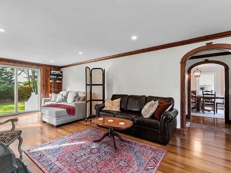72 Kane Ave — Photo 8