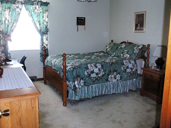 2nd image of 10 Manorview Dr