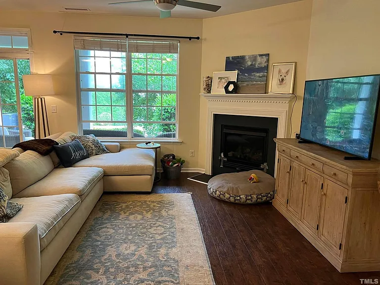 124 Longchamp Ln — Photo 3