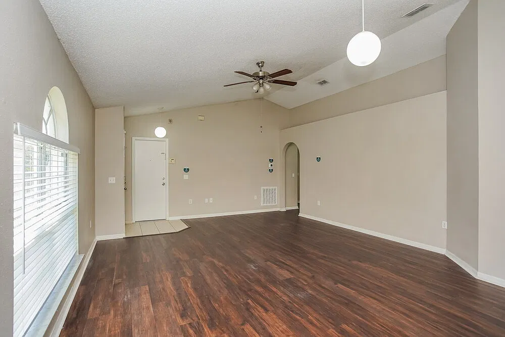 3 bed, 2.0 bath, 1292 sqft, $3,000 — Photo 3