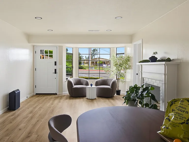 Living room (Pic 3)