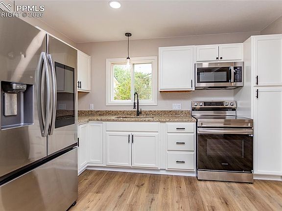 4th image of 1129 Pando Ave