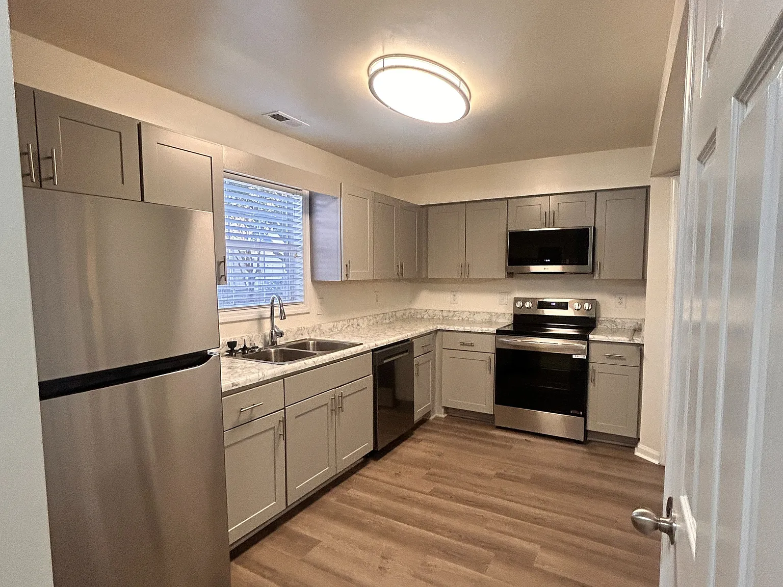 2 bed, 2.5 bath, 1181 sqft, $1,630 — Photo 4