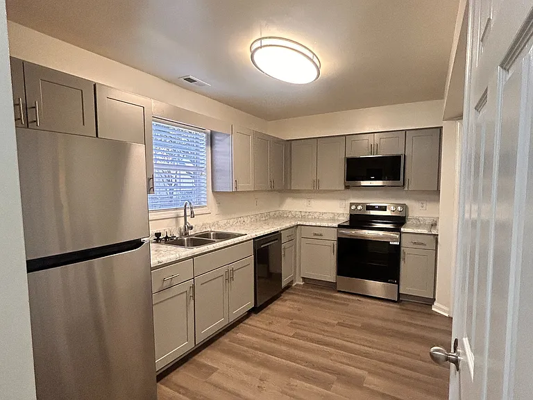 1261 Fords Pointe Cir #1261 — Photo 4