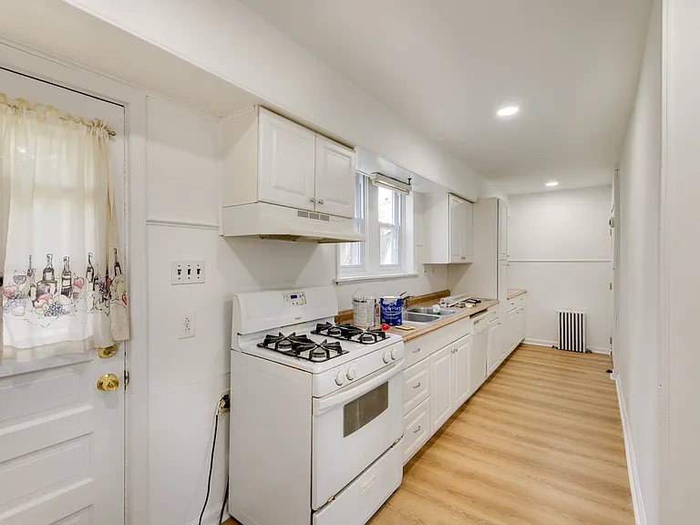 429 Manor Ave — Photo 10